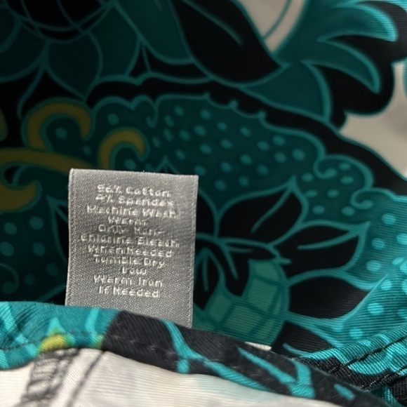 Ann Taylor Wild Groovy Flower Print Shorts Size 2 - Picture 3 of 7